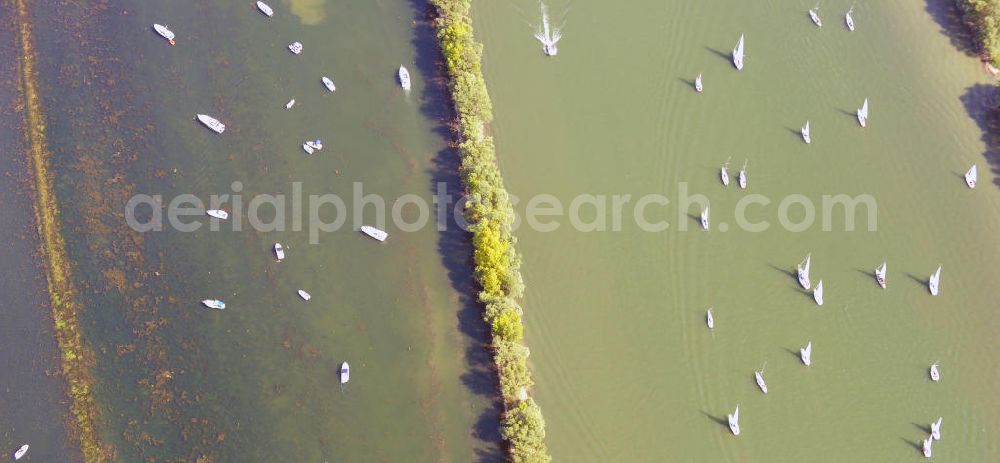 Aerial photograph ELTVILLE AM RHEIN - Blick auf Segelschiffe und Sportboote auf dem Rhein an der Mariannenaue. Der sich verzweigende Flußabschnitt des Rheins ist ein beliebtes Naherholungs- und Wassersportgebiet im Rheingau-Taunus-Kreis in Hessen. Sailing ships and pleasure boats on the Rhine at the Mariannenaue in Hesse.