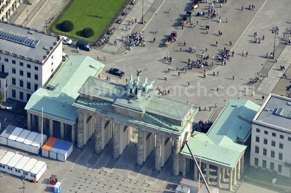 Aerial photograph Berlin Mitte - Sehenswürdigkeit und Wahrzeichen Brandenburger Tor am Pariser Platz in der Dorotheeenstadt in Berlin-Mitte. Brandenburg Gate at the Pariser Platz in the historic zone Dorotheeenstadt in the borough Mitte.