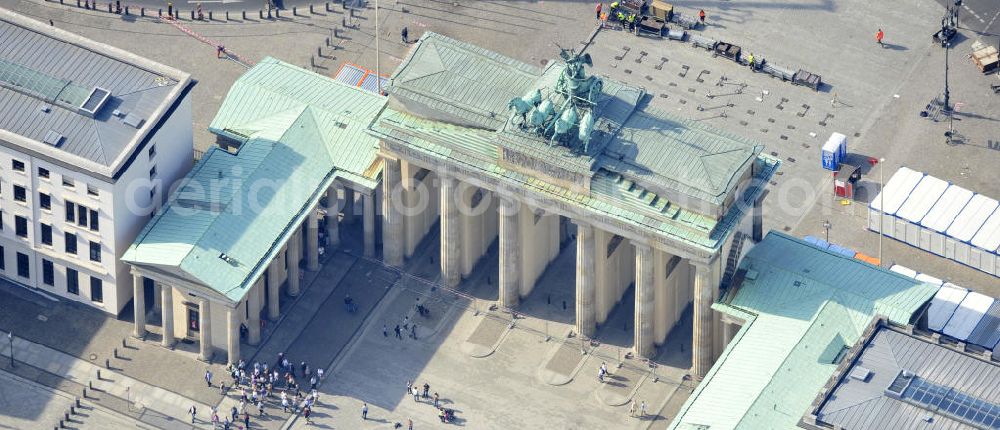 Aerial photograph Berlin Mitte - Sehenswürdigkeit und Wahrzeichen Brandenburger Tor am Pariser Platz in der Dorotheeenstadt in Berlin-Mitte. Brandenburg Gate at the Pariser Platz in the historic zone Dorotheeenstadt in the borough Mitte.