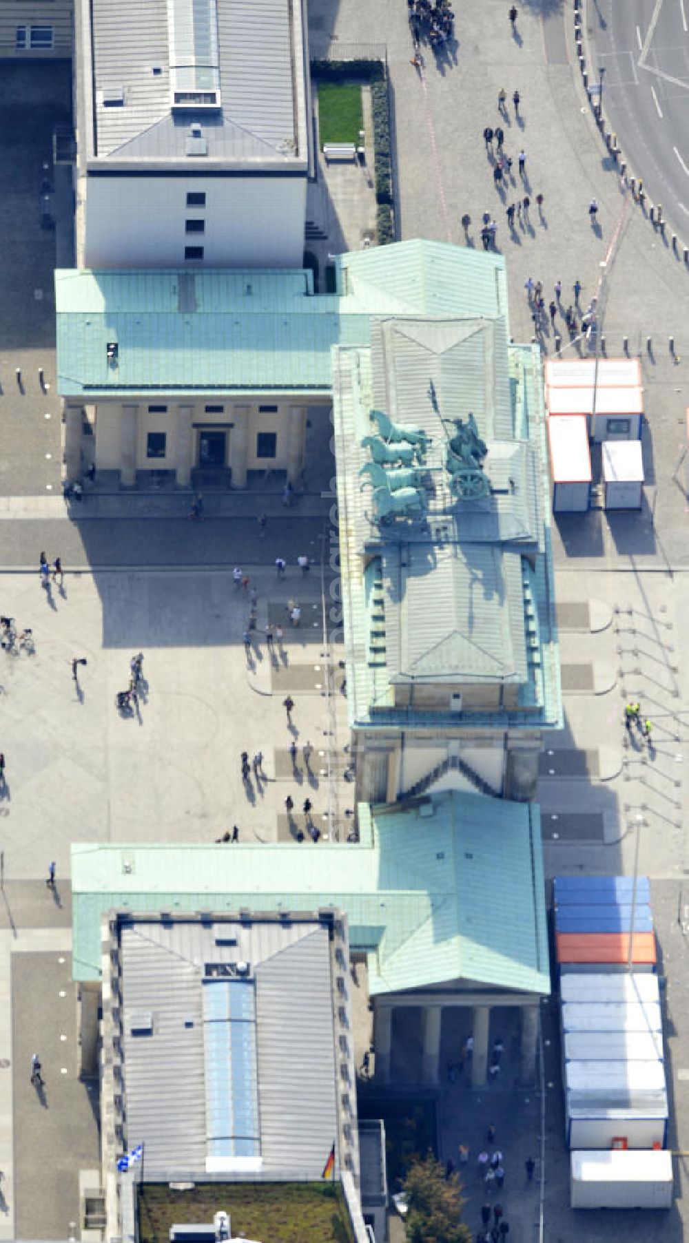 Aerial image Berlin Mitte - Sehenswürdigkeit und Wahrzeichen Brandenburger Tor am Pariser Platz in der Dorotheeenstadt in Berlin-Mitte. Brandenburg Gate at the Pariser Platz in the historic zone Dorotheeenstadt in the borough Mitte.