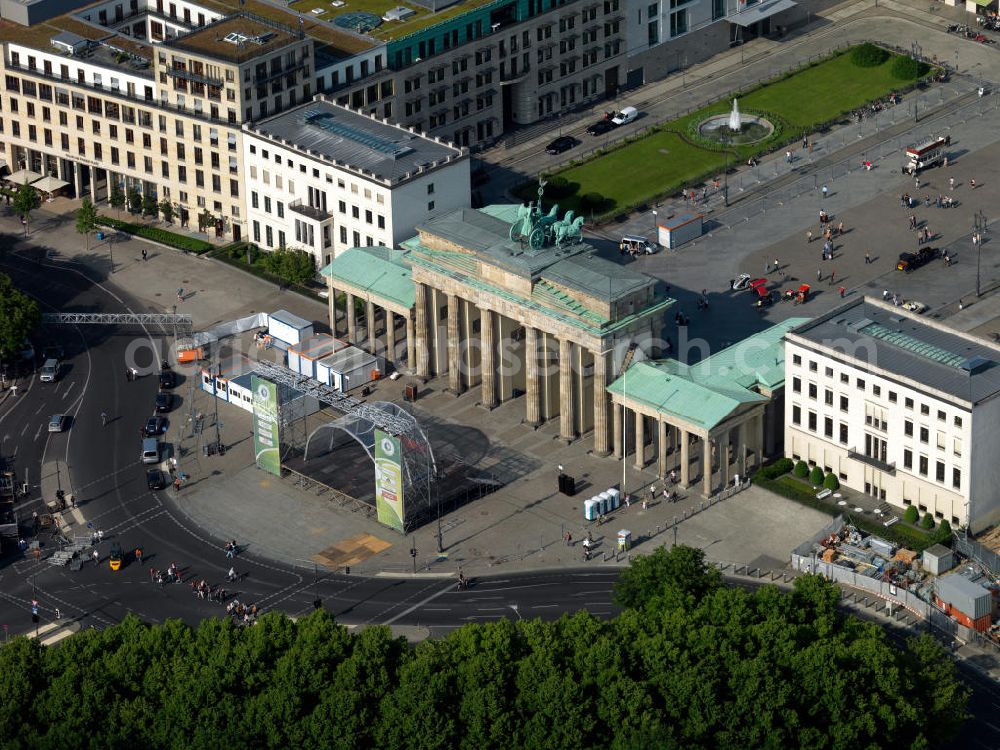 Aerial photograph Berlin - Sehenswürdigkeit und Wahrzeichen Brandenburger Tor am Pariser Platz in der Dorotheeenstadt in Berlin-Mitte. Brandenburg Gate at the Pariser Platz in the historic zone Dorotheeenstadt in the borough Mitte.