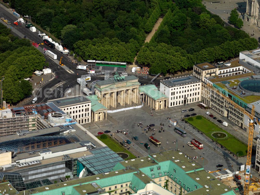 Berlin from above - Sehenswürdigkeit und Wahrzeichen Brandenburger Tor am Pariser Platz in der Dorotheeenstadt in Berlin-Mitte. Brandenburg Gate at the Pariser Platz in the historic zone Dorotheeenstadt in the borough Mitte.