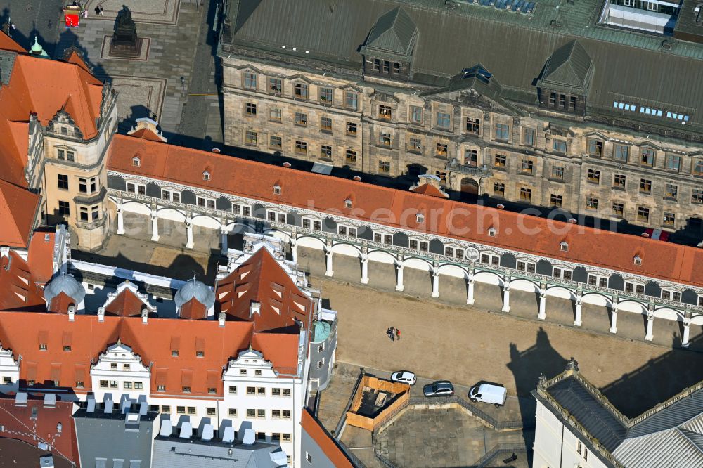 Aerial image Dresden - Tourist attraction and sightseeing Gewehrgalerie in Langen Gang - Fuerstenzug on street Augustusstrasse in the district Altstadt in Dresden in the state Saxony, Germany