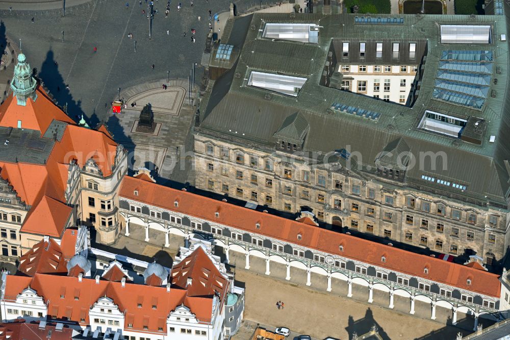 Aerial photograph Dresden - Tourist attraction and sightseeing Gewehrgalerie in Langen Gang - Fuerstenzug on street Augustusstrasse in the district Altstadt in Dresden in the state Saxony, Germany