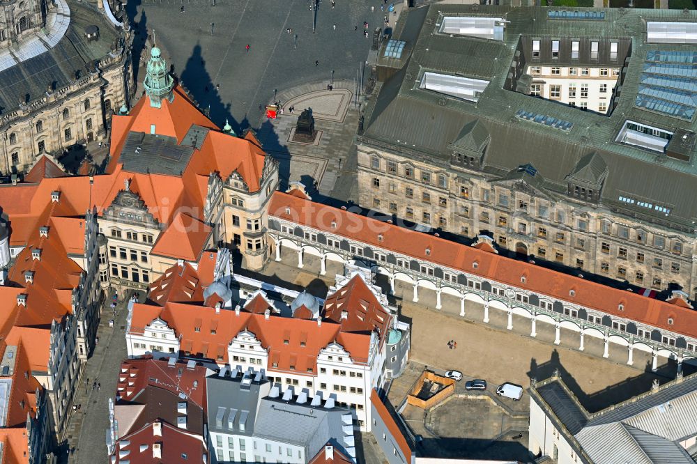 Dresden from above - Tourist attraction and sightseeing Gewehrgalerie in Langen Gang - Fuerstenzug on street Augustusstrasse in the district Altstadt in Dresden in the state Saxony, Germany