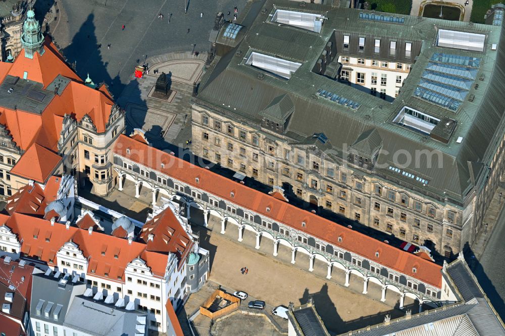 Dresden from the bird's eye view: Tourist attraction and sightseeing Gewehrgalerie in Langen Gang - Fuerstenzug on street Augustusstrasse in the district Altstadt in Dresden in the state Saxony, Germany