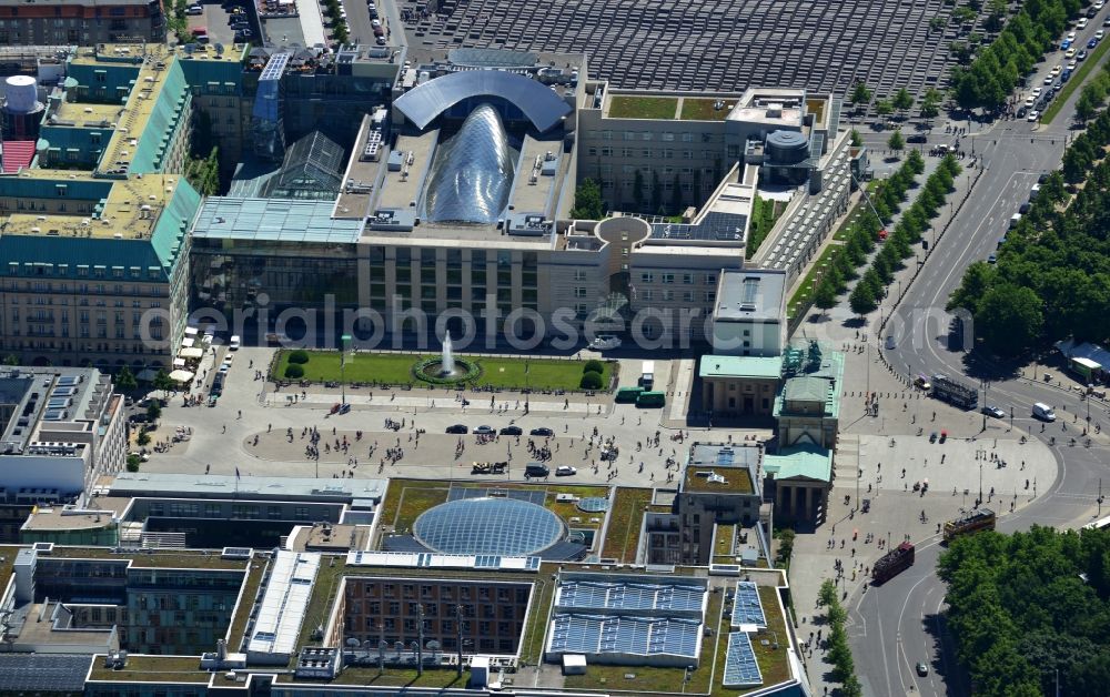 Berlin from the bird's eye view: View of the Brandenburg Gate in Berlin at the Pariser Platz in Berlin