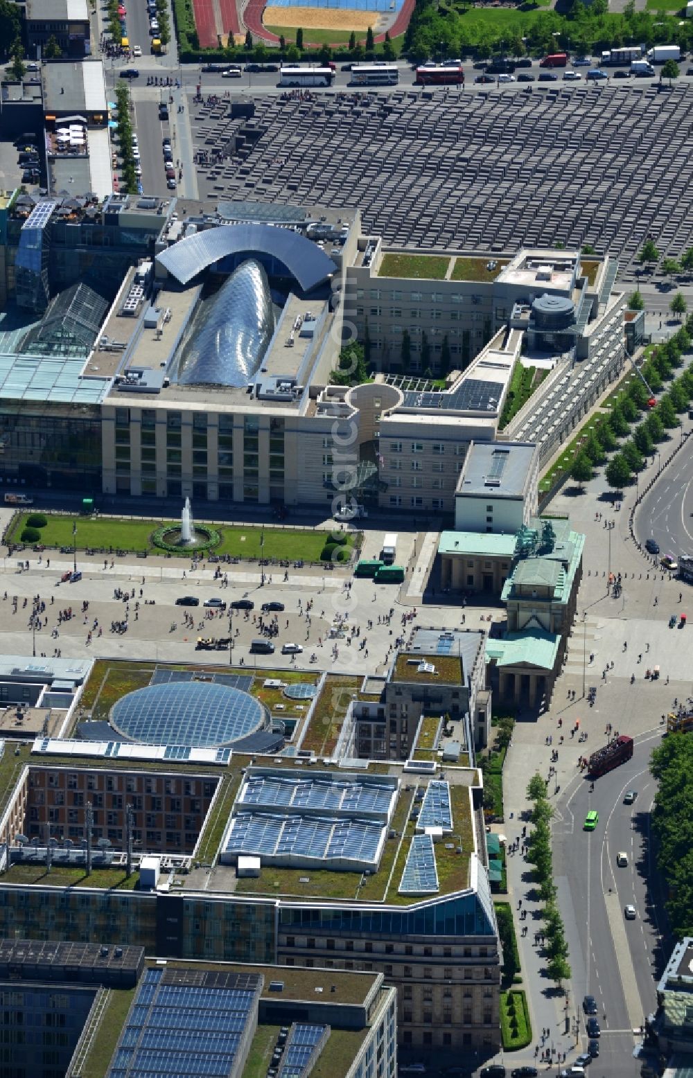 Aerial photograph Berlin - View of the Brandenburg Gate in Berlin at the Pariser Platz in Berlin