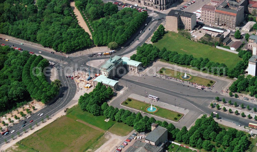 Aerial photograph Berlin - Brandenburg Gate at the Pariser Platz in the historic zone Dorotheeenstadt in the borough Mitte