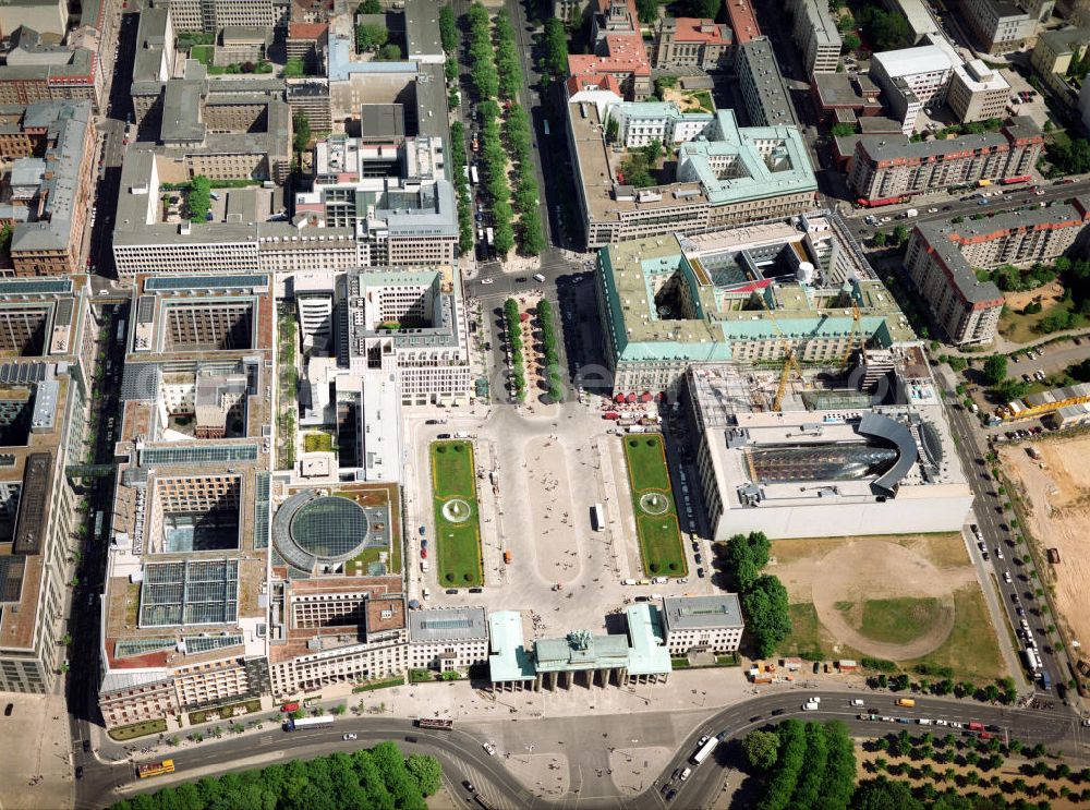 Berlin from the bird's eye view: Brandenburg Gate at the Pariser Platz in the historic zone Dorotheeenstadt in the borough Mitte. Right next to the Brandenburg Gate, the reserved building area of the U.S. Embassy