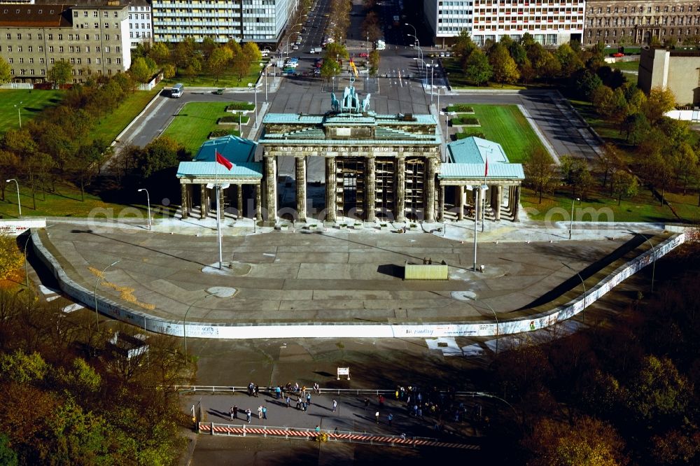 Aerial image Berlin - View of the Brandenburg Gate at the Pariser Platz in Berlin