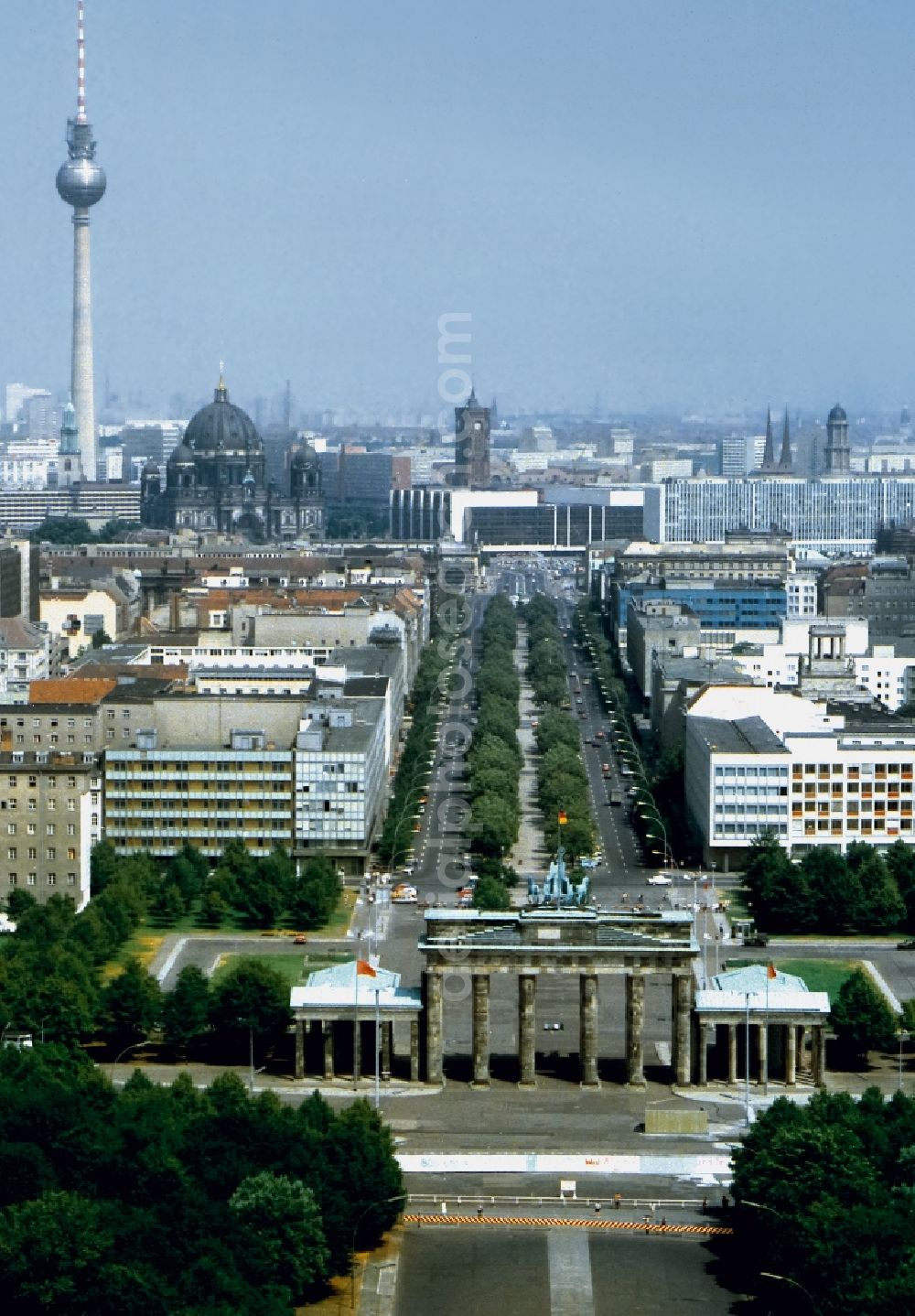 Aerial photograph Berlin - View of the Brandenburg Gate at the Pariser Platz in Berlin