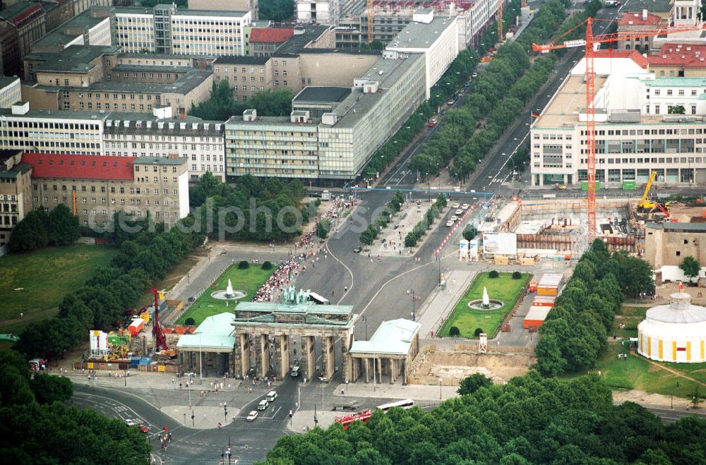 Berlin from above - Sehenswürdigkeit und Wahrzeichen Brandenburger Tor am Pariser Platz / Unter den Linden in der Dorotheeenstadt in Berlin-Mitte. Im Hintergrund die Baustelle zum Wiederaufbau des Hotel AdlonBrandenburg Gate at the Pariser Platz in the historic zone Dorotheeenstadt in the borough Mitte.