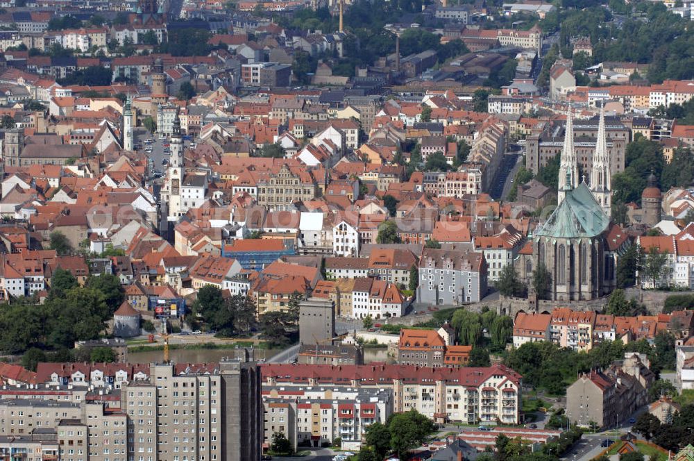 Görlitz / Zgorzelec from the bird's eye view: Blick über den Fluss Neiße vom polnischen Teil der Stadt Zgorzelec auf den deutschen Teil der Stadt Görlitz. Mit den Sehenswürdigkeiten (v.l.n.r.) Dreifaltigkeitskirche, Rathausturm und die Pfarrkirche St. Peter und Paul auch Peterskirche genannt.