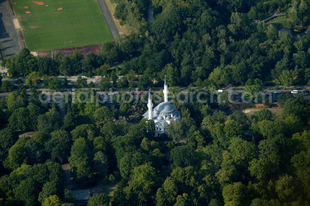 Aerial image Berlin - Sehitlik mosque with adjoining islamic cemetery in Berlin