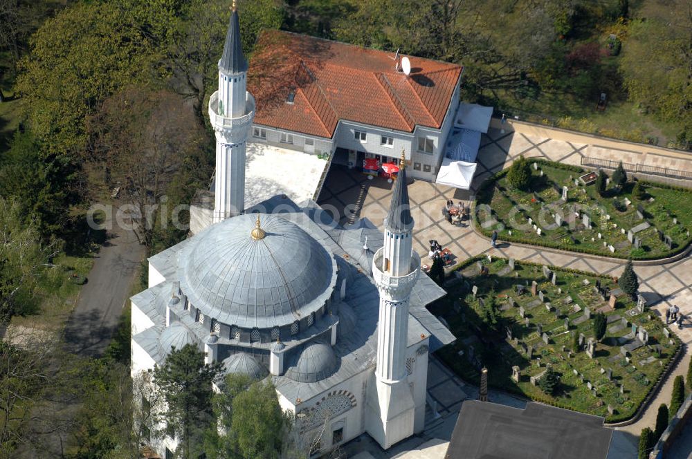 Aerial photograph Berlin - Blick auf die türkische Sehitlik- Moschee am Columbiadamm in Tempelhof, einer der größten islamischem Religionsstätten in Berlin. The Turkish Mosque on the Columbiadamm in Berlin - Tempelhof.