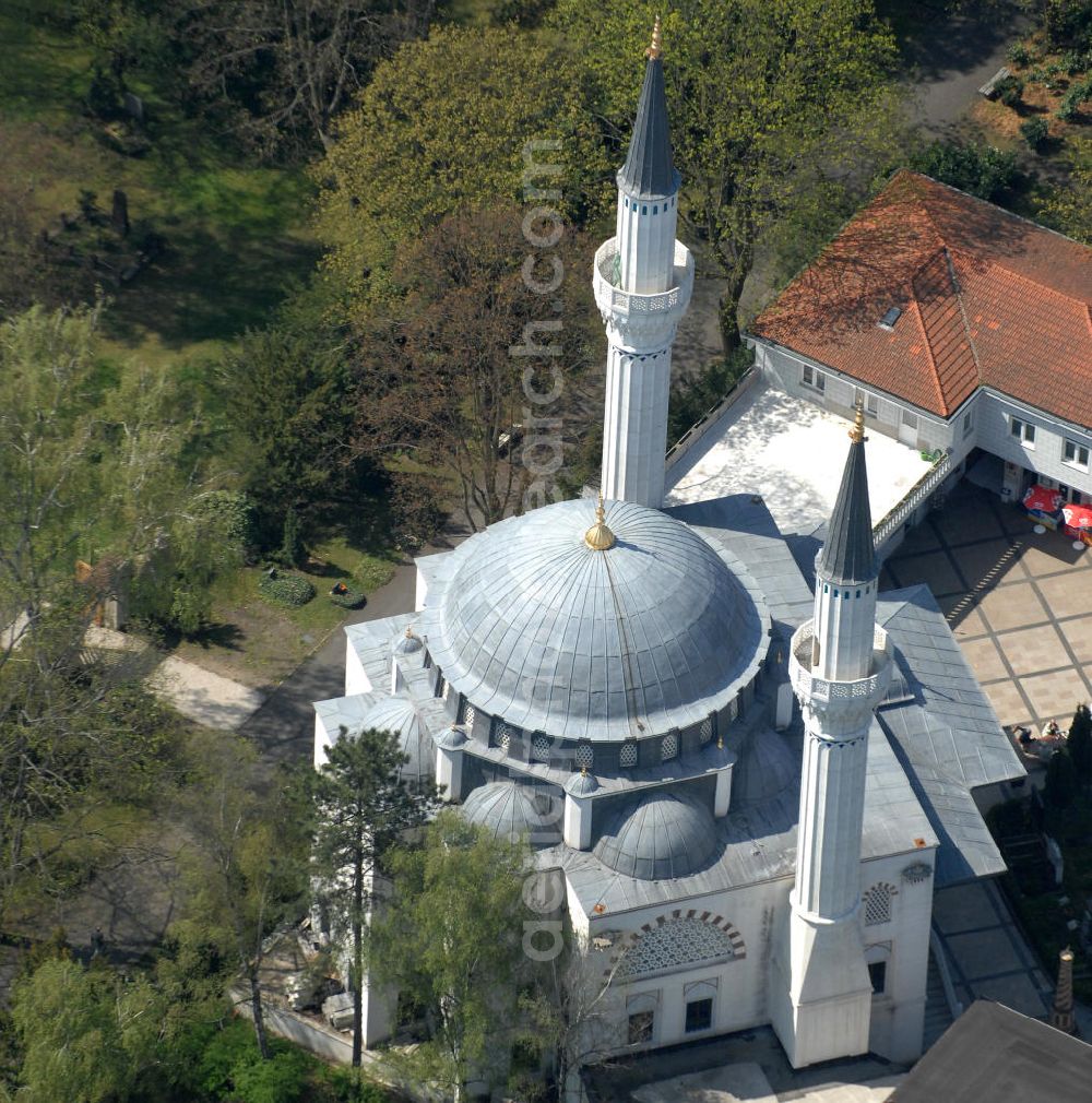 Berlin from above - Blick auf die türkische Sehitlik- Moschee am Columbiadamm in Tempelhof, einer der größten islamischem Religionsstätten in Berlin. The Turkish Mosque on the Columbiadamm in Berlin - Tempelhof.