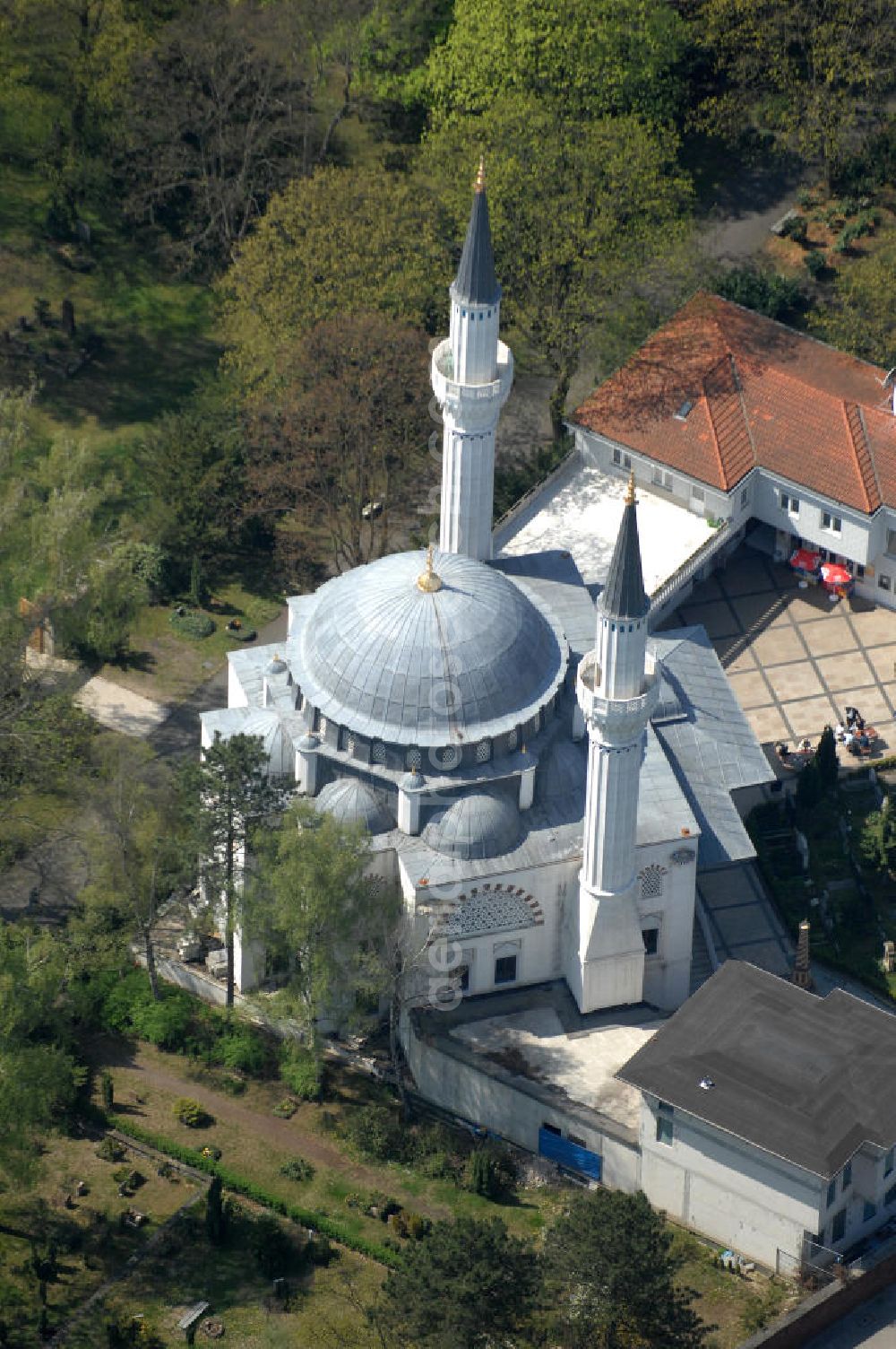 Berlin from the bird's eye view: Blick auf die türkische Sehitlik- Moschee am Columbiadamm in Tempelhof, einer der größten islamischem Religionsstätten in Berlin. The Turkish Mosque on the Columbiadamm in Berlin - Tempelhof.