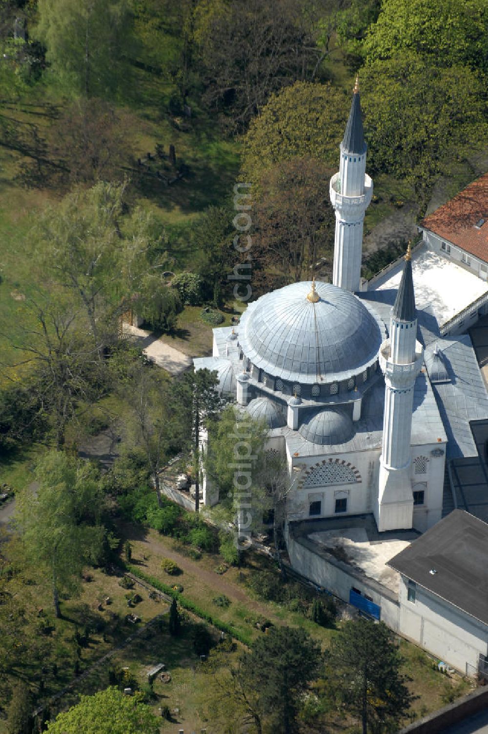 Aerial photograph Berlin - Blick auf die türkische Sehitlik- Moschee am Columbiadamm in Tempelhof, einer der größten islamischem Religionsstätten in Berlin. The Turkish Mosque on the Columbiadamm in Berlin - Tempelhof.