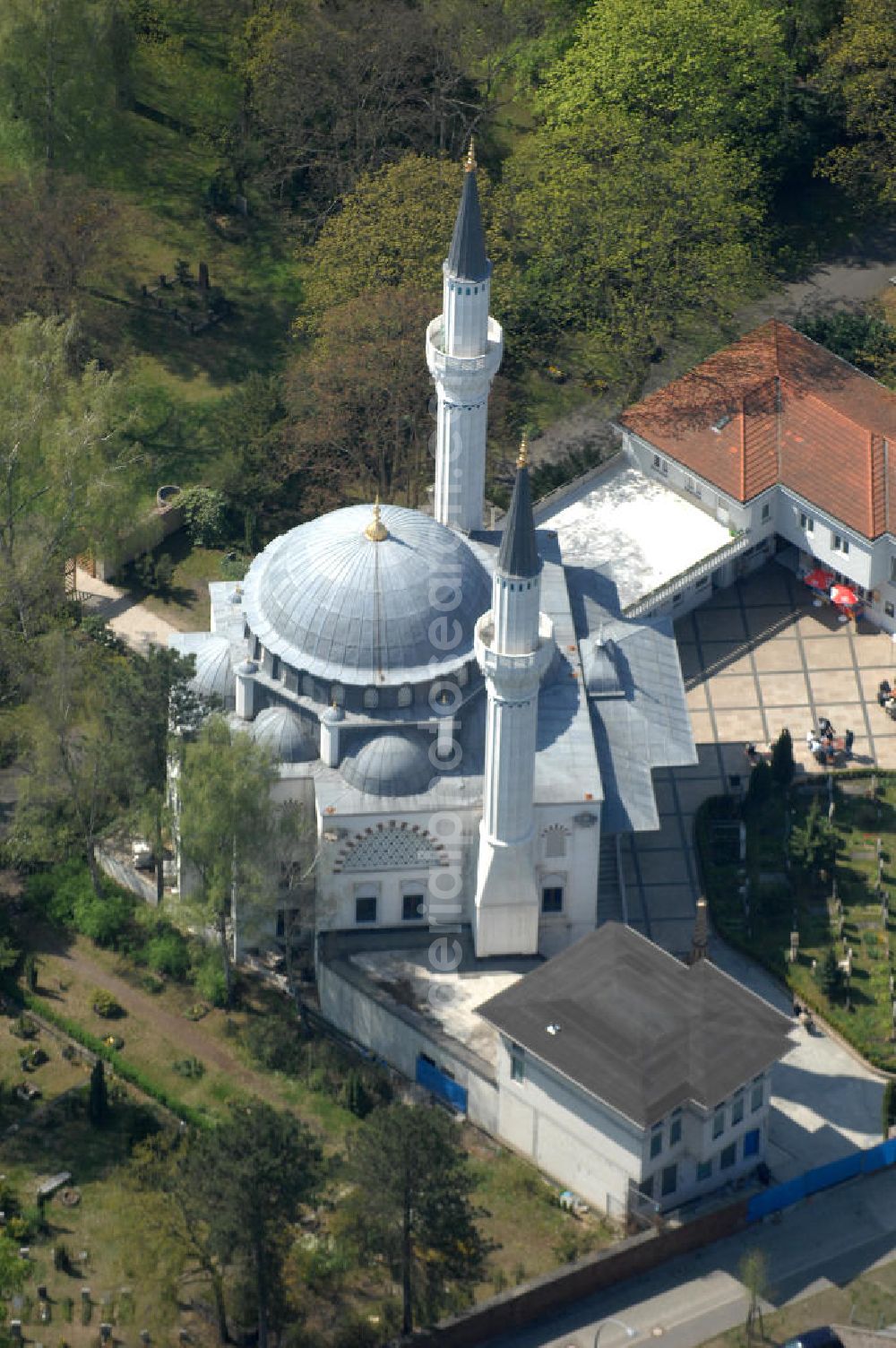 Berlin from above - Blick auf die türkische Sehitlik- Moschee am Columbiadamm in Tempelhof, einer der größten islamischem Religionsstätten in Berlin. The Turkish Mosque on the Columbiadamm in Berlin - Tempelhof.