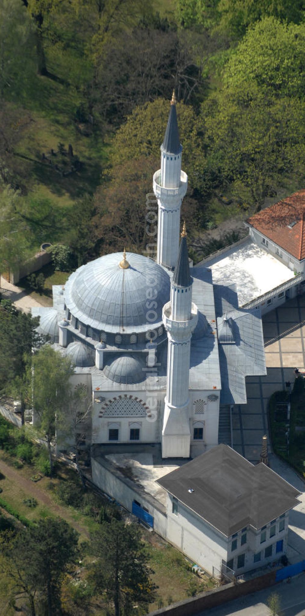 Berlin from the bird's eye view: Blick auf die türkische Sehitlik- Moschee am Columbiadamm in Tempelhof, einer der größten islamischem Religionsstätten in Berlin. The Turkish Mosque on the Columbiadamm in Berlin - Tempelhof.