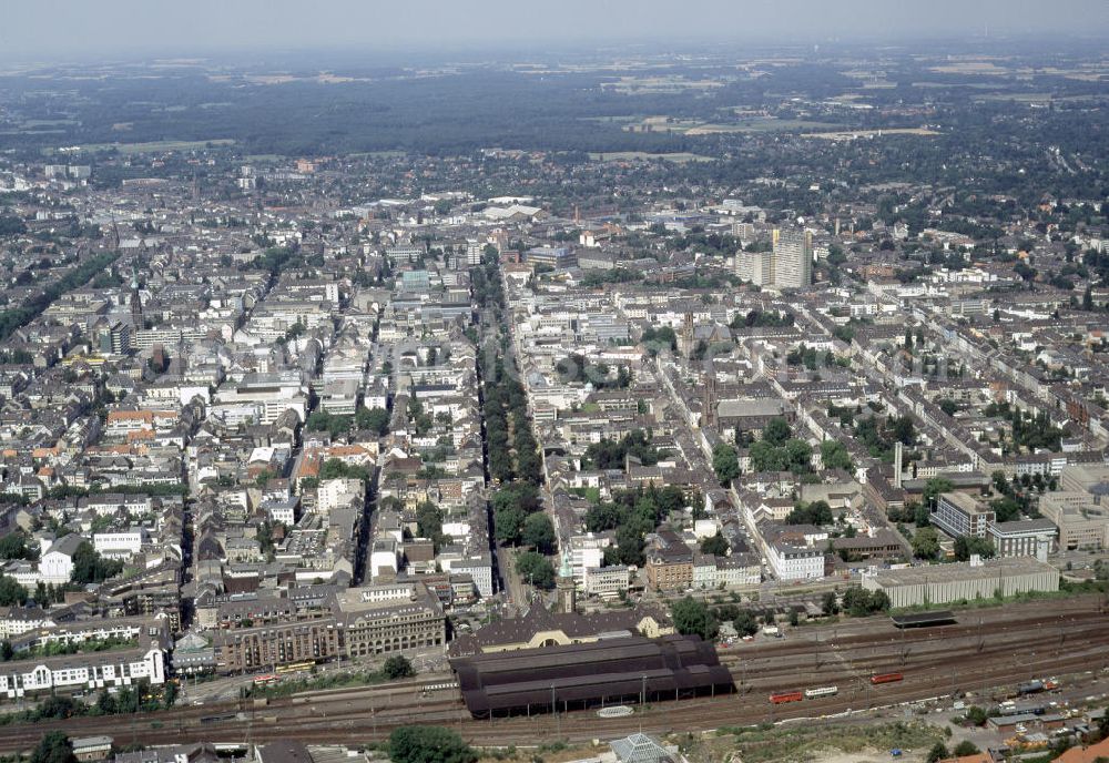 KREFELD from the bird's eye view: Das Zentrum bildet mit den Erweiterungen des 18. und 19. Jh. ein Rechteck, das von vier boulevardähnlichen gestalteten Wällen umschlossen ist. Vom Bahnhof nach NW läuft der baumbestandene weithin bekannte Ostwall.