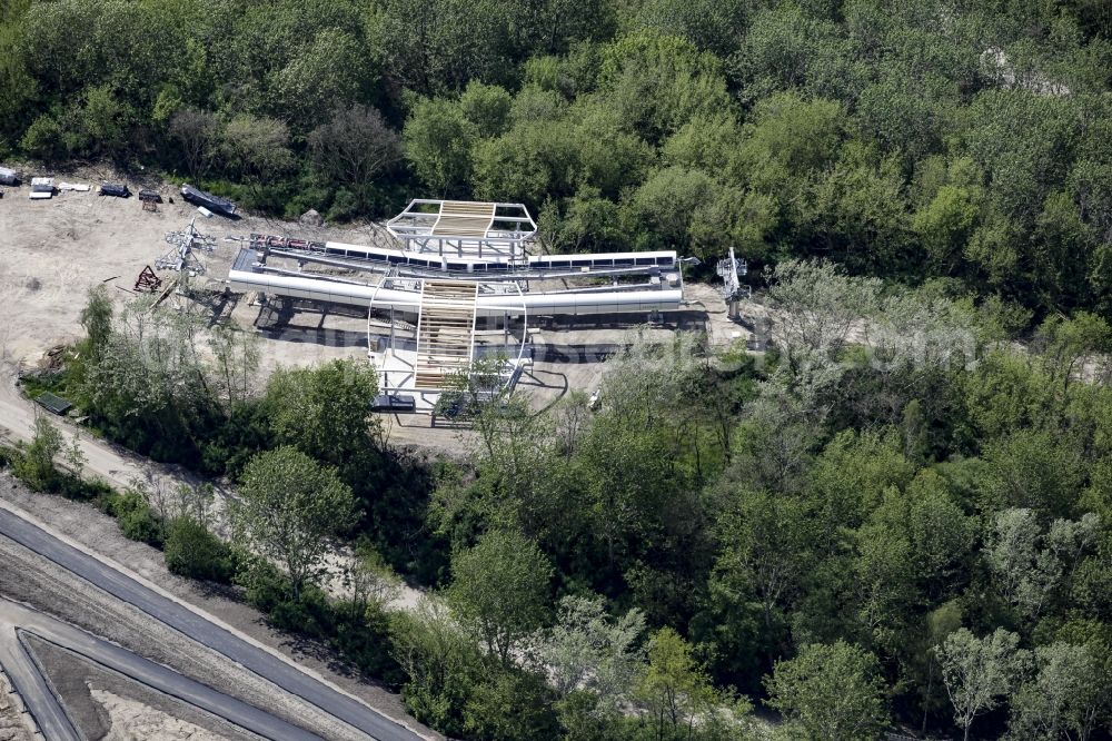 Aerial photograph Berlin - Cable car station and construction works on Kienberg hill on the premises of the IGA 2017 in the district of Marzahn-Hellersdorf in Berlin, Germany. The station and stop is part of a panoramic cable car route connecting the western and eastern entrance of the IGA garden show premises