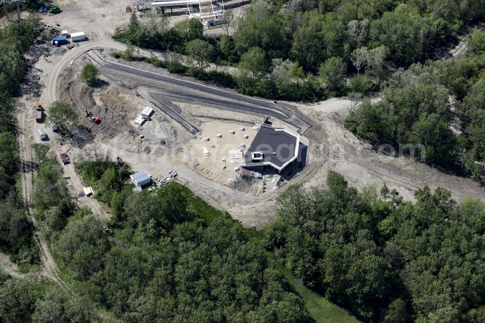 Berlin from the bird's eye view: Cable car station and construction works on Kienberg hill on the premises of the IGA 2017 in the district of Marzahn-Hellersdorf in Berlin, Germany. The station and stop is part of a panoramic cable car route connecting the western and eastern entrance of the IGA garden show premises