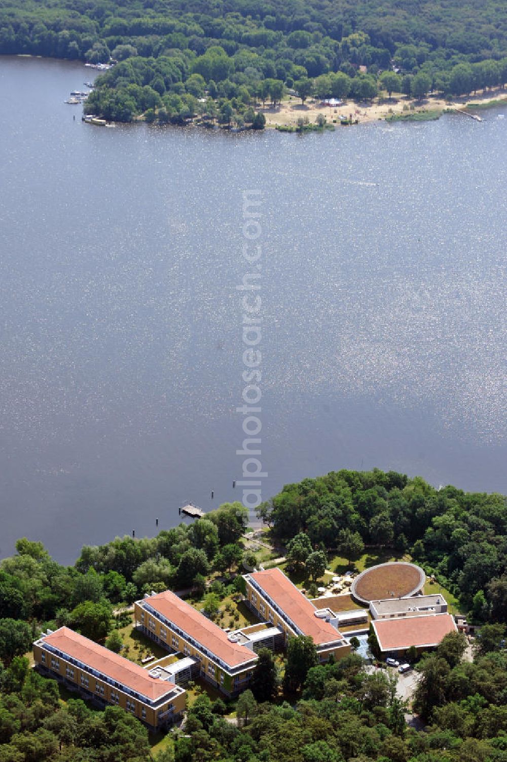 Potsdam from the bird's eye view: Seminaris SeeHotel Potsdam am Templiner See An der Pirschheide in Potsdam, Brandenburg. The seminar Hotel Seminaris SeeHotel Potsdam at the lake Templiner See in Brandenburg.