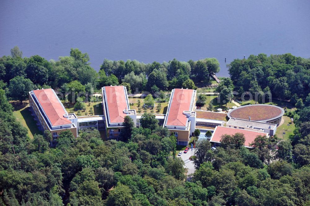 Aerial photograph Potsdam - Seminaris SeeHotel Potsdam am Templiner See An der Pirschheide in Potsdam, Brandenburg. The seminar Hotel Seminaris SeeHotel Potsdam at the lake Templiner See in Brandenburg.