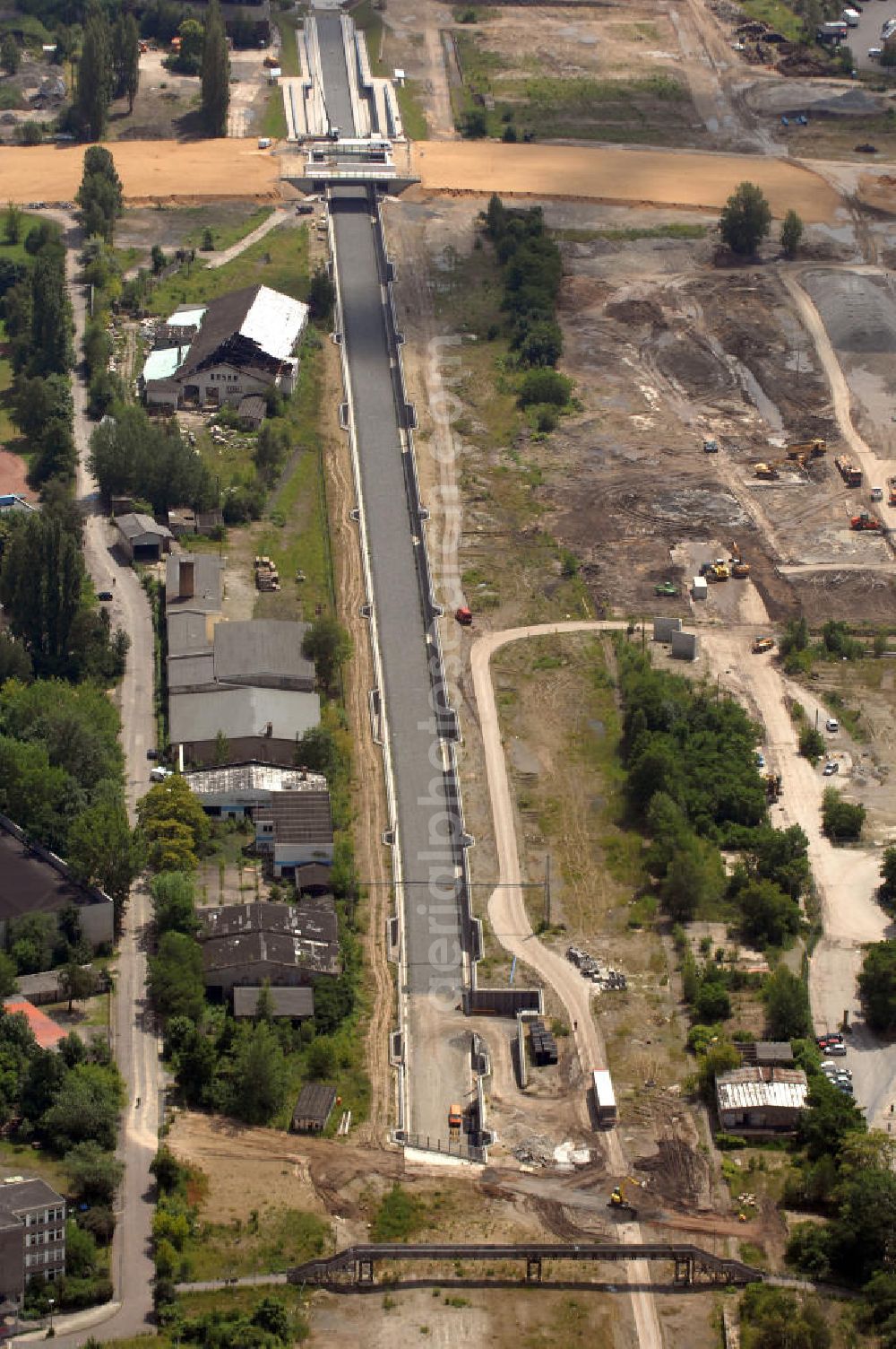 Aerial photograph Leipzig - Blick auf die Baustelle vom City-Tunnel auf Höhe vom Dösner Weg. Die Semmelweisstraße wird an dieser Stelle über die Semmelweisbrücke mit der Kurt-Eisner-Straße verbunden. Der Abschnitt ist Teil vom neuen Tangentenviereck Süd (Baustart 5. November). Dabei werden die Gleise des City-Tunnels überbrückt. Die Freigabe für den Verkehr ist für 2010 geplant. Die Kosten für das Gesamtprojekt belaufen sich auf 9.2 Mio. Euro (inklusive Brückenbau für 2.2 Mio. Euro). Verantwortliche Baufirma für die Semmelweisbrücke ist die Matthäi Bauunternehmen GmbH & Co. KG. Magdeburg. Kontakt Matthäi: Parchauer Str. 8, 39126 Magdeburg, Tel. +49(0)391 244630, Email: magdeburg@matthaei.de