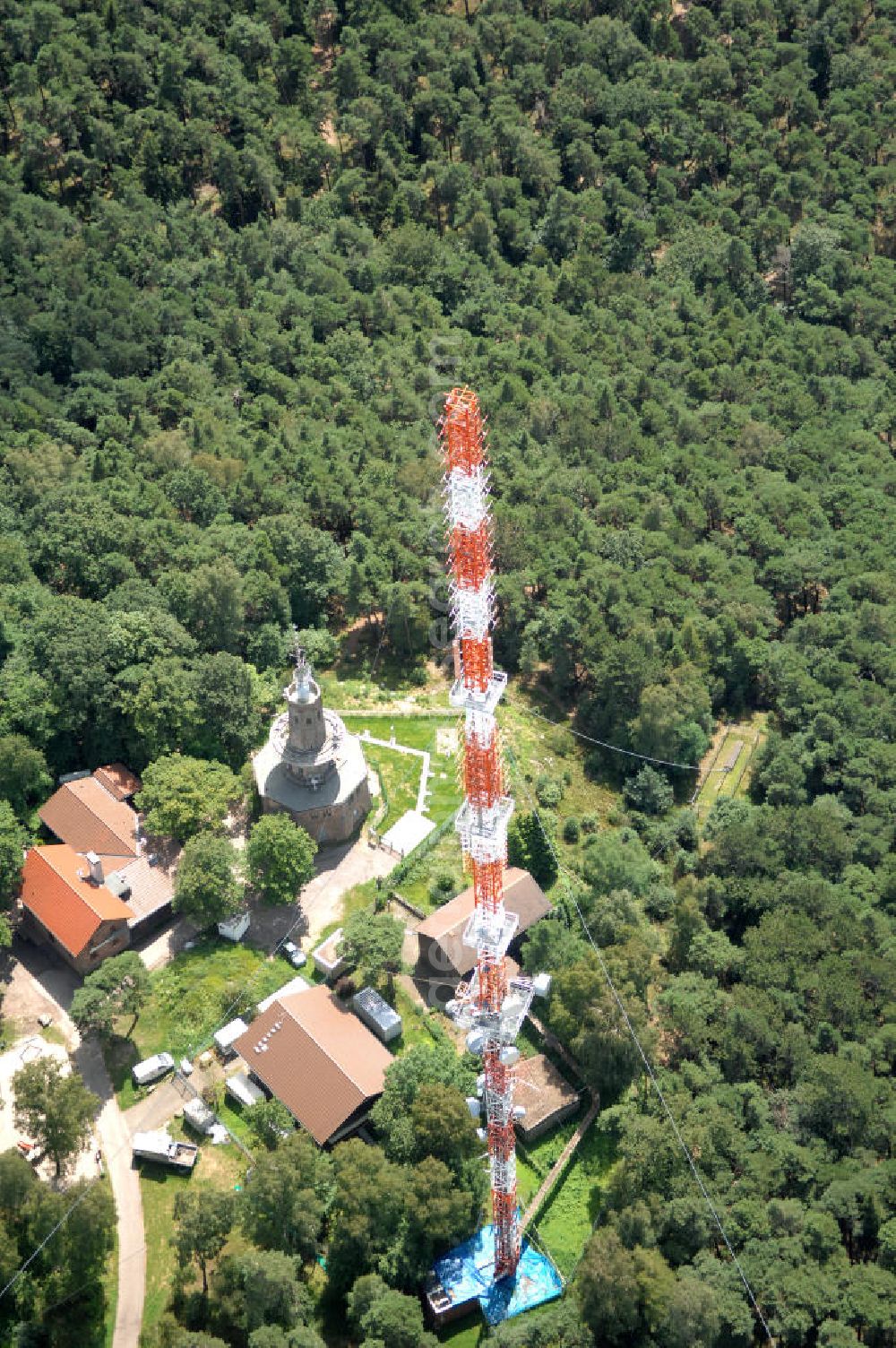 Neustadt an der Weinstrasse from above - Blick auf den Funkturmumsetzer der Deutschen Telekom auf einen Gebirgsmassiv nördlich des Stadtgebietes. Der Sendemast wurde durch die Firma Werner Diener GmbH & Co. Industrieanstrich KG (