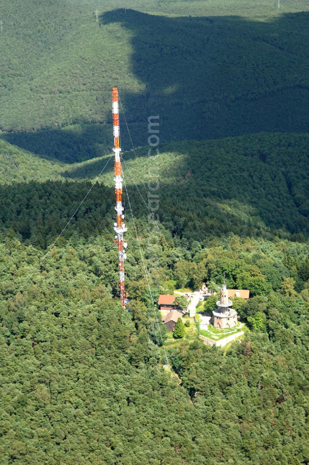 Aerial image Neustadt an der Weinstrasse - Blick auf den Funkturmumsetzer der Deutschen Telekom auf einen Gebirgsmassiv nördlich des Stadtgebietes. Der Sendemast wurde durch die Firma Werner Diener GmbH & Co. Industrieanstrich KG (