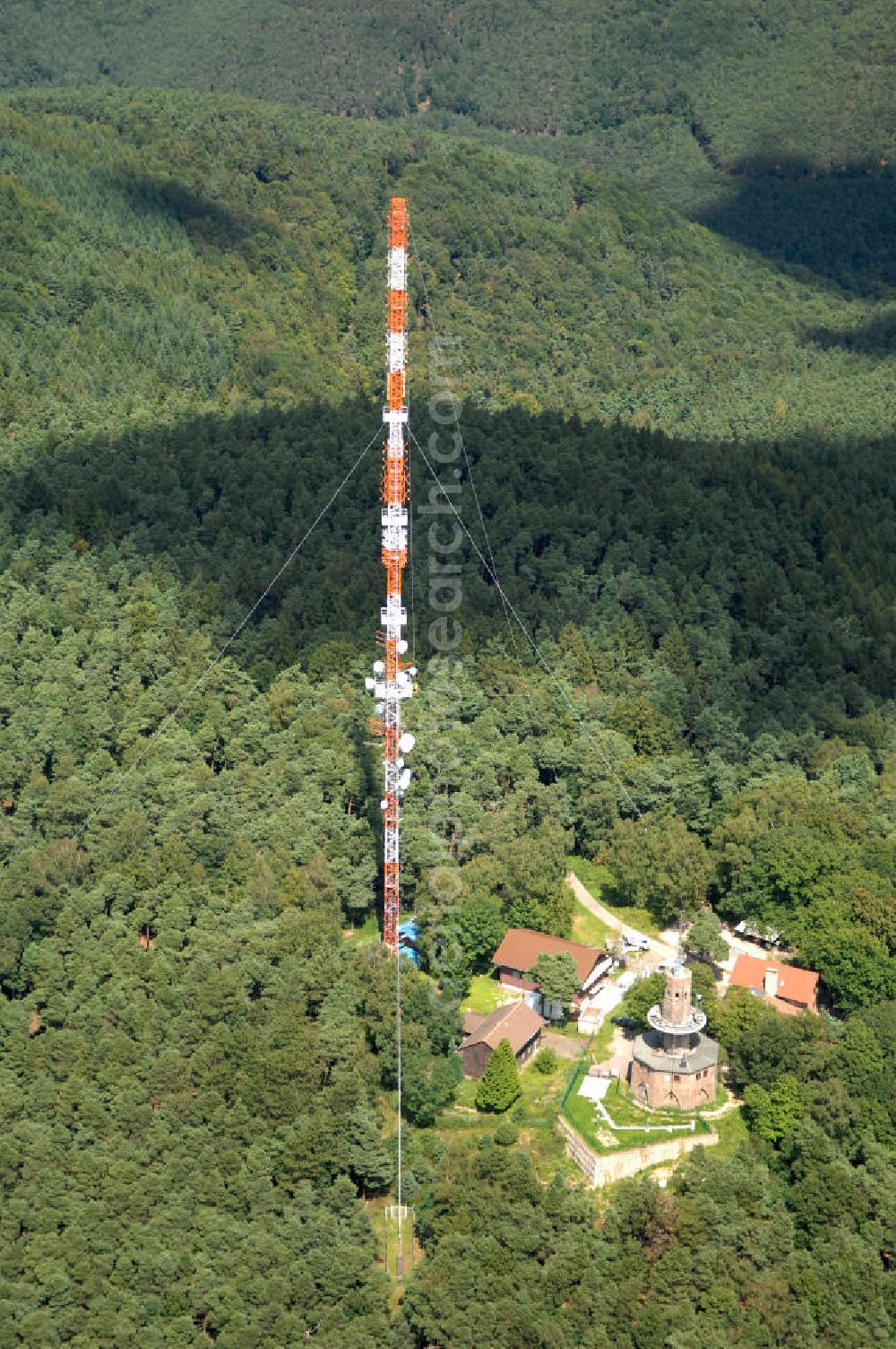 Aerial photograph Neustadt an der Weinstrasse - Blick auf den Funkturmumsetzer der Deutschen Telekom auf einen Gebirgsmassiv nördlich des Stadtgebietes. Der Sendemast wurde durch die Firma Werner Diener GmbH & Co. Industrieanstrich KG (