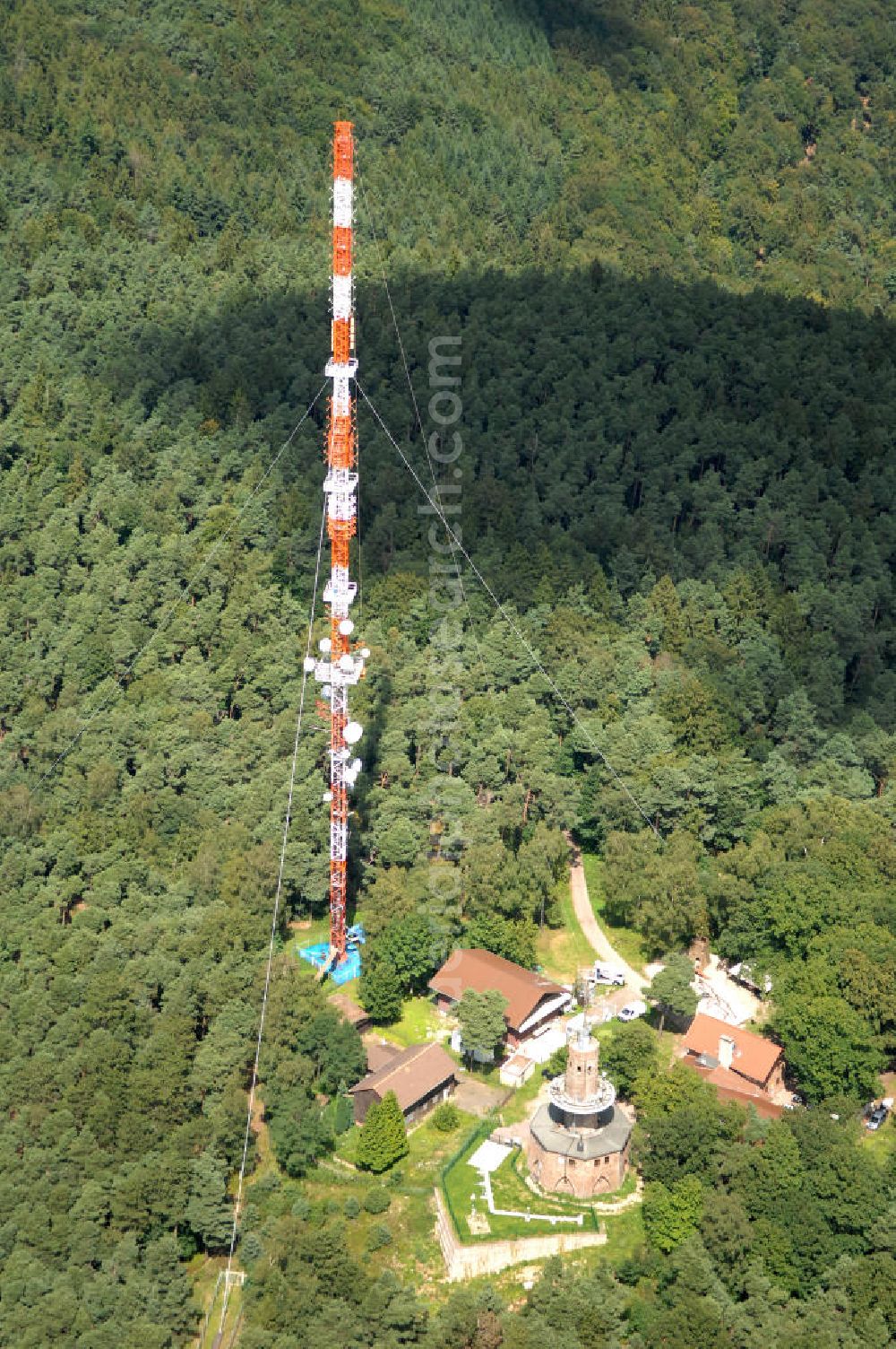 Neustadt an der Weinstrasse from above - Blick auf den Funkturmumsetzer der Deutschen Telekom auf einen Gebirgsmassiv nördlich des Stadtgebietes. Der Sendemast wurde durch die Firma Werner Diener GmbH & Co. Industrieanstrich KG (