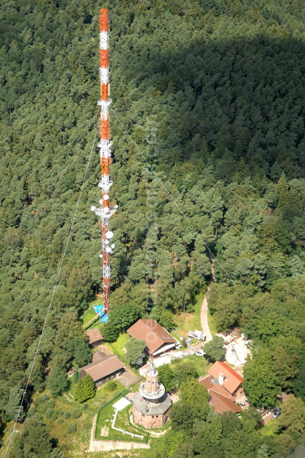 Neustadt an der Weinstrasse from the bird's eye view: Blick auf den Funkturmumsetzer der Deutschen Telekom auf einen Gebirgsmassiv nördlich des Stadtgebietes. Der Sendemast wurde durch die Firma Werner Diener GmbH & Co. Industrieanstrich KG (