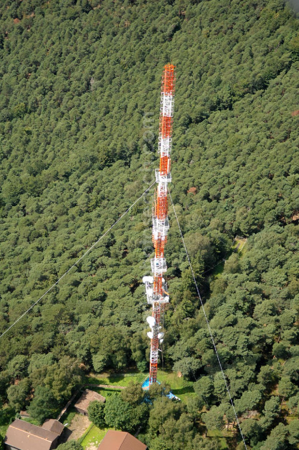 Aerial image Neustadt an der Weinstrasse - Blick auf den Funkturmumsetzer der Deutschen Telekom auf einen Gebirgsmassiv nördlich des Stadtgebietes. Der Sendemast wurde durch die Firma Werner Diener GmbH & Co. Industrieanstrich KG (