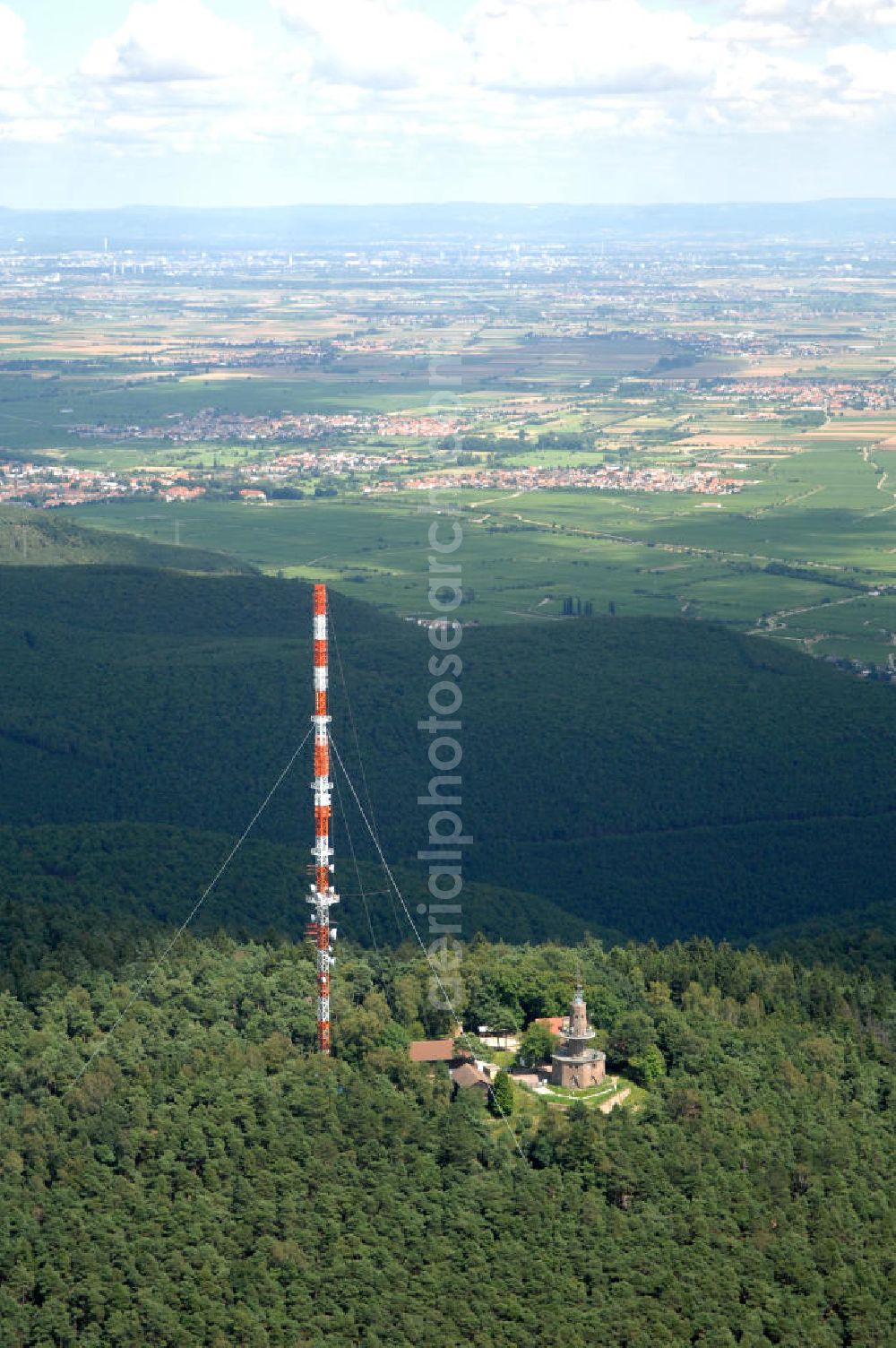 Aerial photograph Neustadt an der Weinstrasse - Blick auf den Funkturmumsetzer der Deutschen Telekom auf einen Gebirgsmassiv nördlich des Stadtgebietes. Der Sendemast wurde durch die Firma Werner Diener GmbH & Co. Industrieanstrich KG (