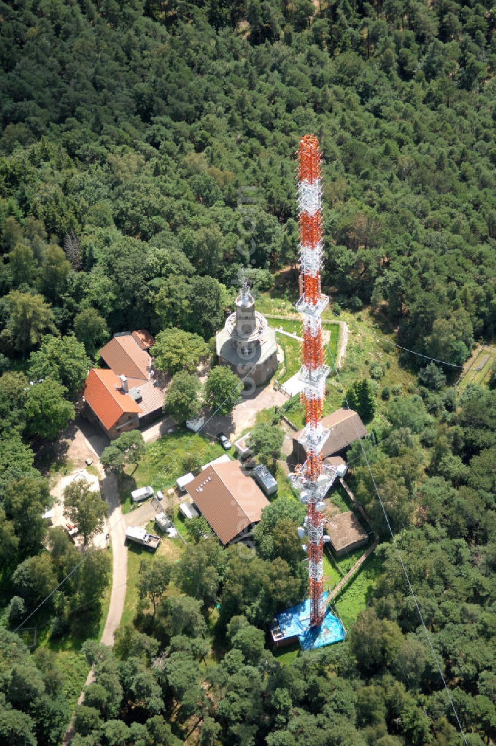 Neustadt an der Weinstrasse from above - Blick auf den Funkturmumsetzer der Deutschen Telekom auf einen Gebirgsmassiv nördlich des Stadtgebietes. Der Sendemast wurde durch die Firma Werner Diener GmbH & Co. Industrieanstrich KG (