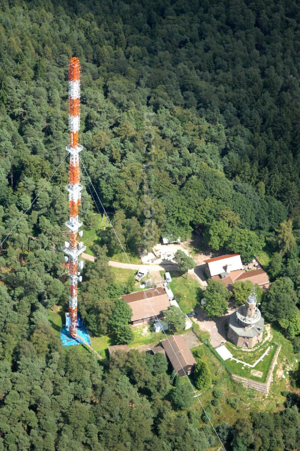 Neustadt an der Weinstrasse from the bird's eye view: Blick auf den Funkturmumsetzer der Deutschen Telekom auf einen Gebirgsmassiv nördlich des Stadtgebietes. Der Sendemast wurde durch die Firma Werner Diener GmbH & Co. Industrieanstrich KG (