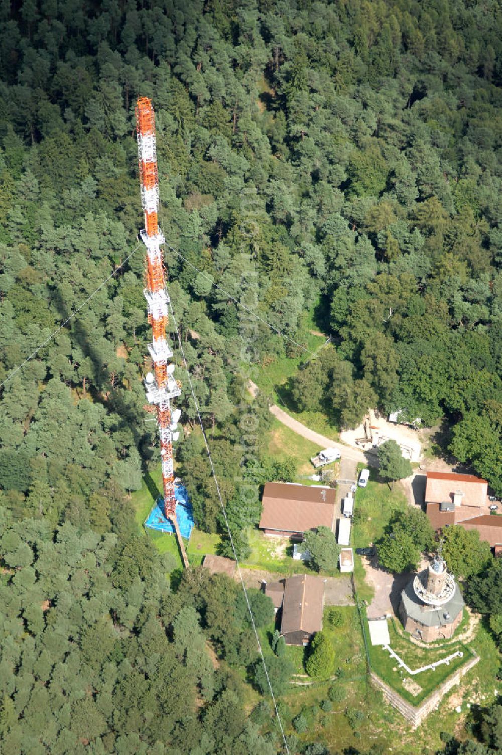 Aerial image Neustadt an der Weinstrasse - Blick auf den Funkturmumsetzer der Deutschen Telekom auf einen Gebirgsmassiv nördlich des Stadtgebietes. Der Sendemast wurde durch die Firma Werner Diener GmbH & Co. Industrieanstrich KG (