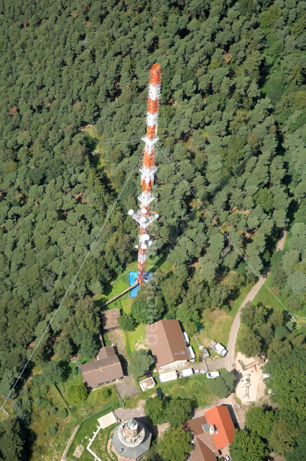 Aerial photograph Neustadt an der Weinstrasse - Blick auf den Funkturmumsetzer der Deutschen Telekom auf einen Gebirgsmassiv nördlich des Stadtgebietes. Der Sendemast wurde durch die Firma Werner Diener GmbH & Co. Industrieanstrich KG (