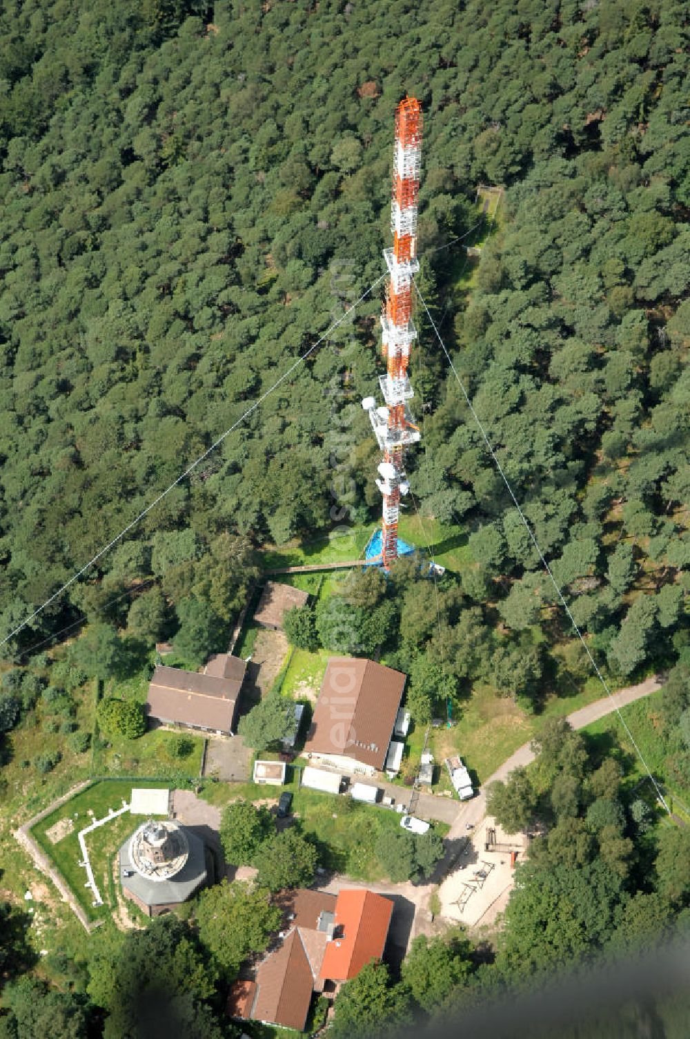 Neustadt an der Weinstrasse from above - Blick auf den Funkturmumsetzer der Deutschen Telekom auf einen Gebirgsmassiv nördlich des Stadtgebietes. Der Sendemast wurde durch die Firma Werner Diener GmbH & Co. Industrieanstrich KG (