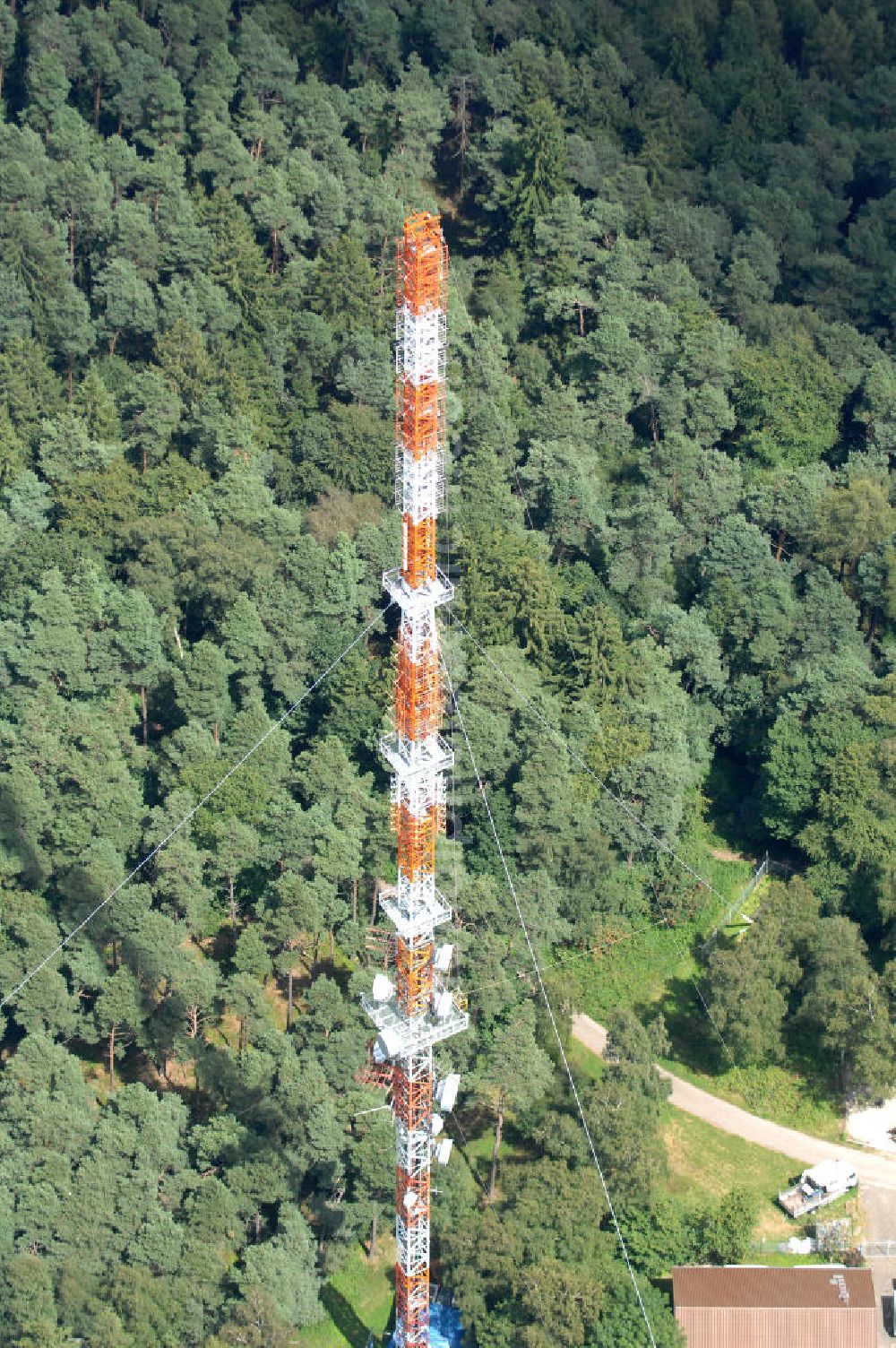 Aerial image Neustadt an der Weinstrasse - Blick auf den Funkturmumsetzer der Deutschen Telekom auf einen Gebirgsmassiv nördlich des Stadtgebietes. Der Sendemast wurde durch die Firma Werner Diener GmbH & Co. Industrieanstrich KG (