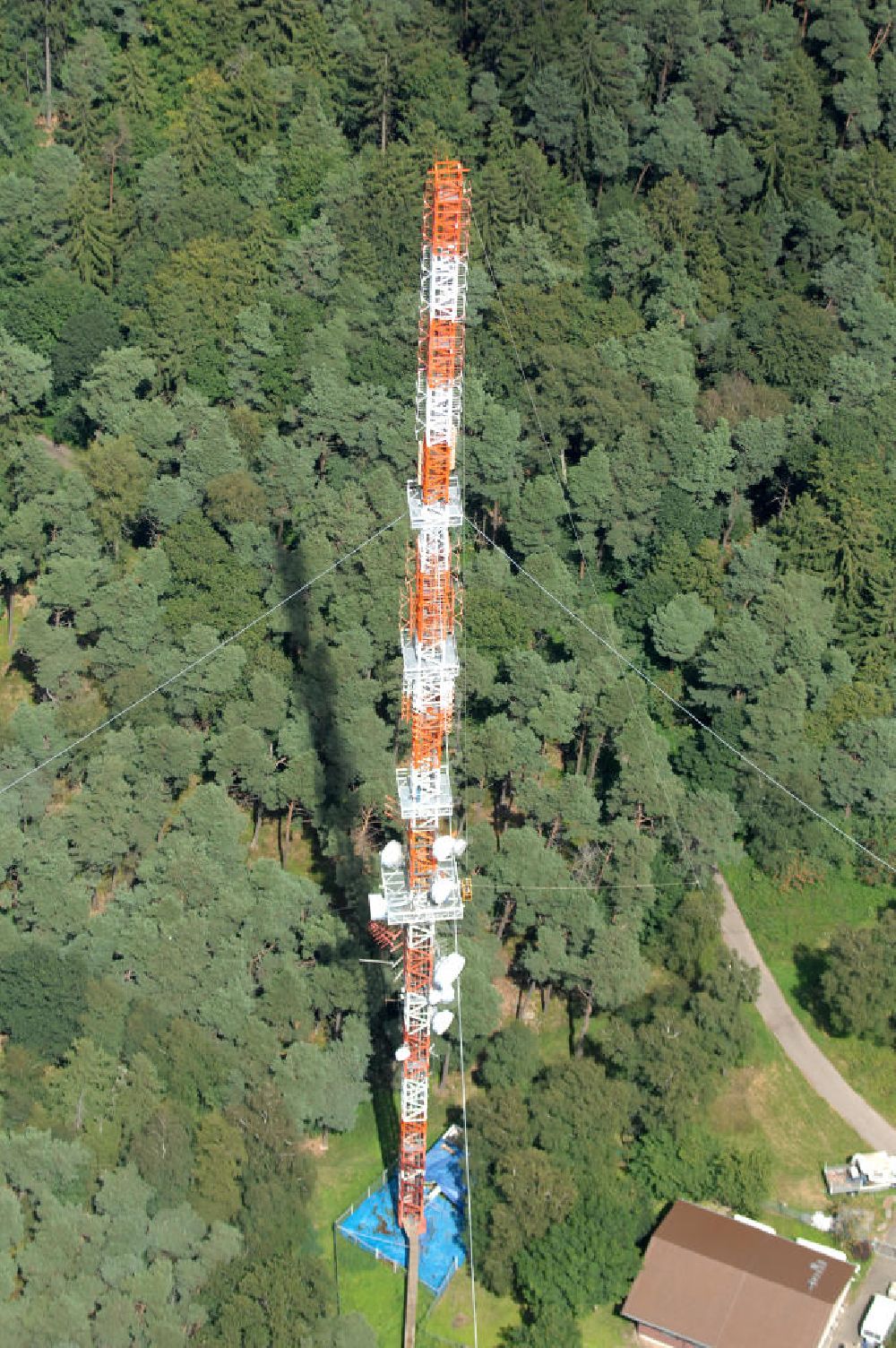 Aerial photograph Neustadt an der Weinstrasse - Blick auf den Funkturmumsetzer der Deutschen Telekom auf einen Gebirgsmassiv nördlich des Stadtgebietes. Der Sendemast wurde durch die Firma Werner Diener GmbH & Co. Industrieanstrich KG (