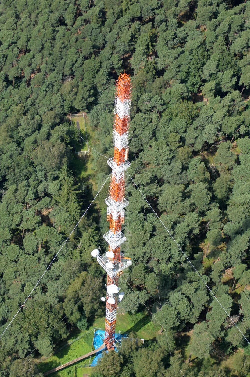 Neustadt an der Weinstrasse from above - Blick auf den Funkturmumsetzer der Deutschen Telekom auf einen Gebirgsmassiv nördlich des Stadtgebietes. Der Sendemast wurde durch die Firma Werner Diener GmbH & Co. Industrieanstrich KG (