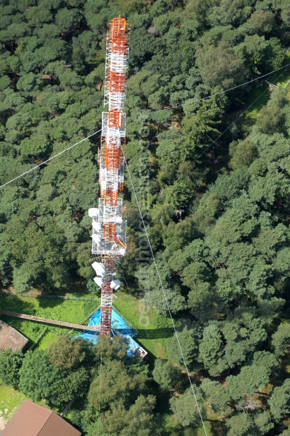 Neustadt an der Weinstrasse from the bird's eye view: Blick auf den Funkturmumsetzer der Deutschen Telekom auf einen Gebirgsmassiv nördlich des Stadtgebietes. Der Sendemast wurde durch die Firma Werner Diener GmbH & Co. Industrieanstrich KG (