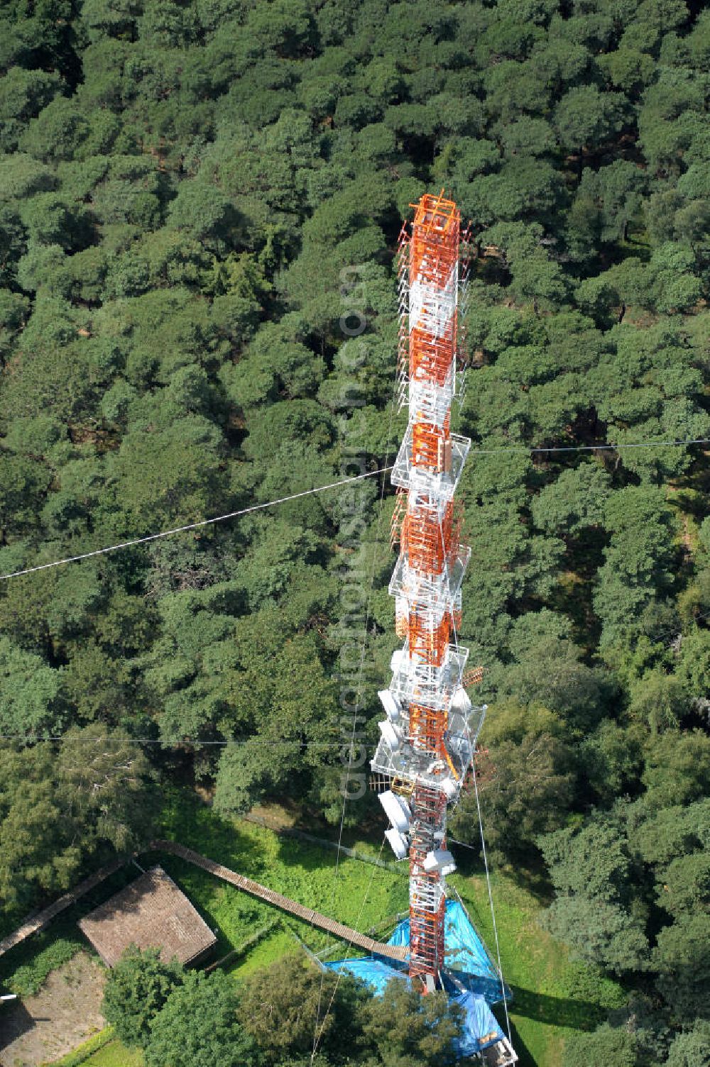 Aerial image Neustadt an der Weinstrasse - Blick auf den Funkturmumsetzer der Deutschen Telekom auf einen Gebirgsmassiv nördlich des Stadtgebietes. Der Sendemast wurde durch die Firma Werner Diener GmbH & Co. Industrieanstrich KG (