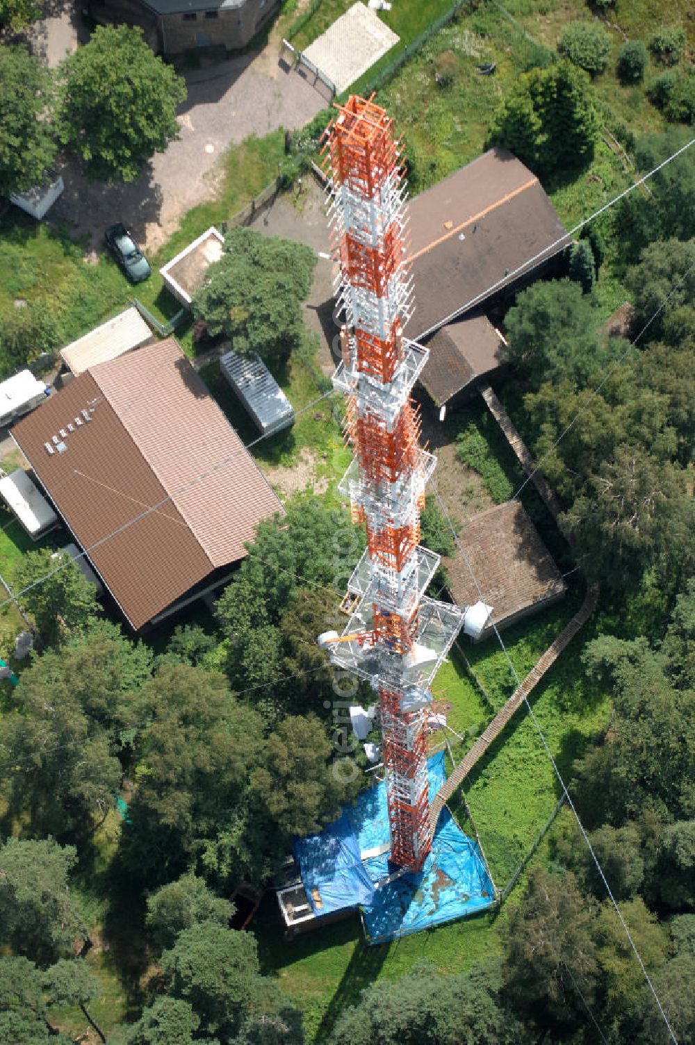 Aerial photograph Neustadt an der Weinstrasse - Blick auf den Funkturmumsetzer der Deutschen Telekom auf einen Gebirgsmassiv nördlich des Stadtgebietes. Der Sendemast wurde durch die Firma Werner Diener GmbH & Co. Industrieanstrich KG (