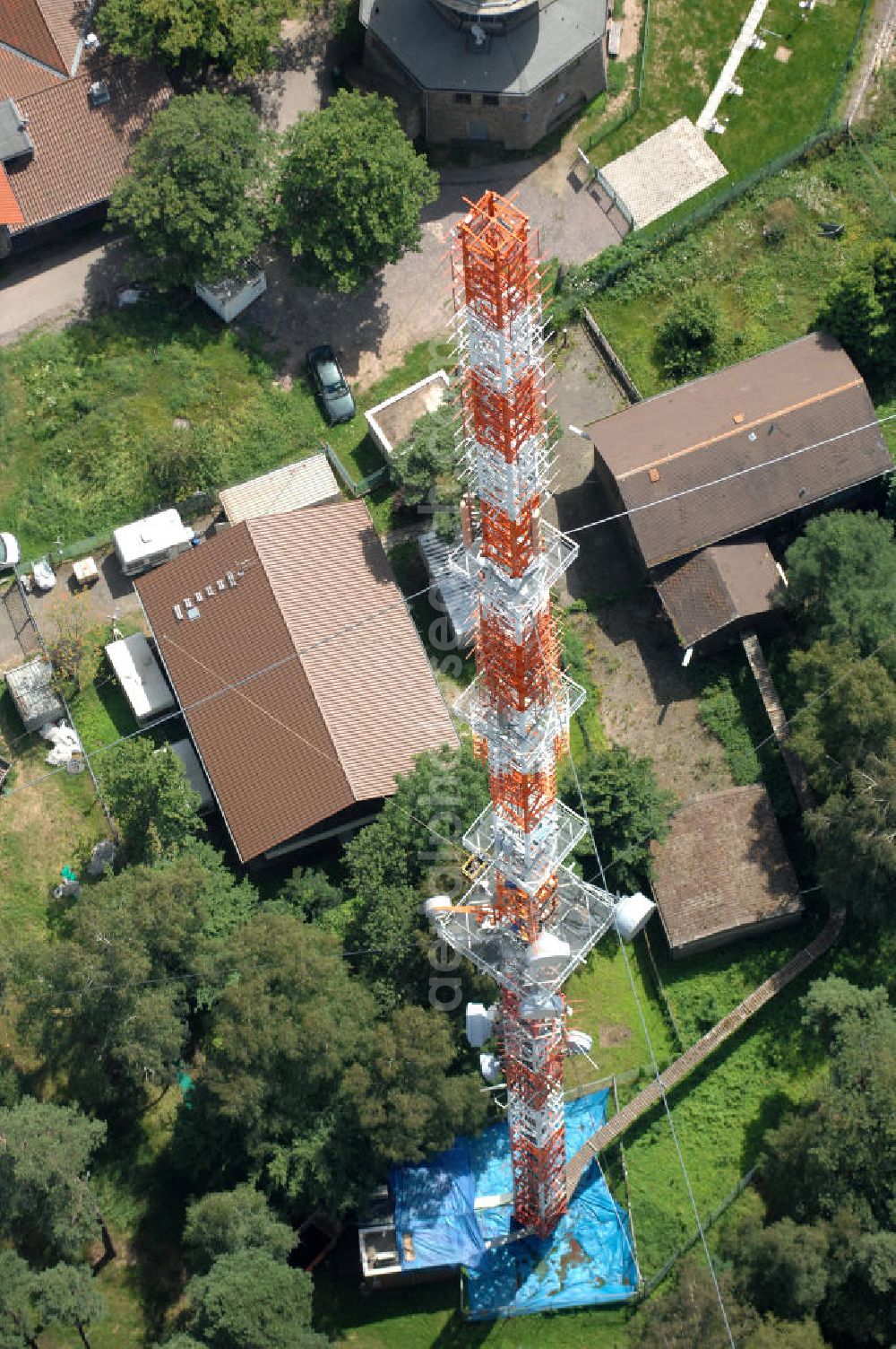 Neustadt an der Weinstrasse from above - Blick auf den Funkturmumsetzer der Deutschen Telekom auf einen Gebirgsmassiv nördlich des Stadtgebietes. Der Sendemast wurde durch die Firma Werner Diener GmbH & Co. Industrieanstrich KG (